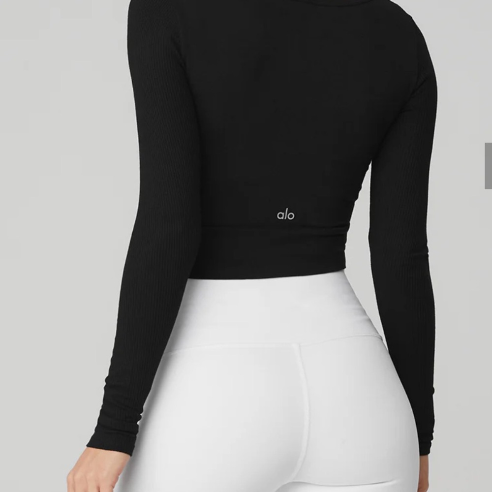 NWOT Alo yoga COVER LONG SLEEVE TOP size M Black